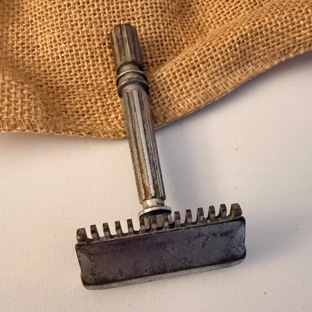Vintage GEM Micromatic Clog Pruf Single Edge Safety Razor